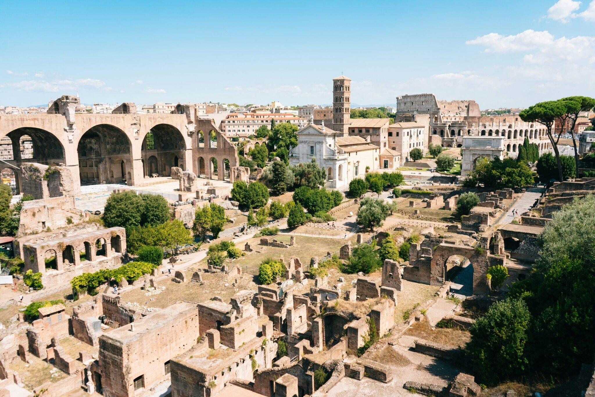 Aerial view of the ancient Roman Forum ruins, with its columns, arches and preserved historic structures