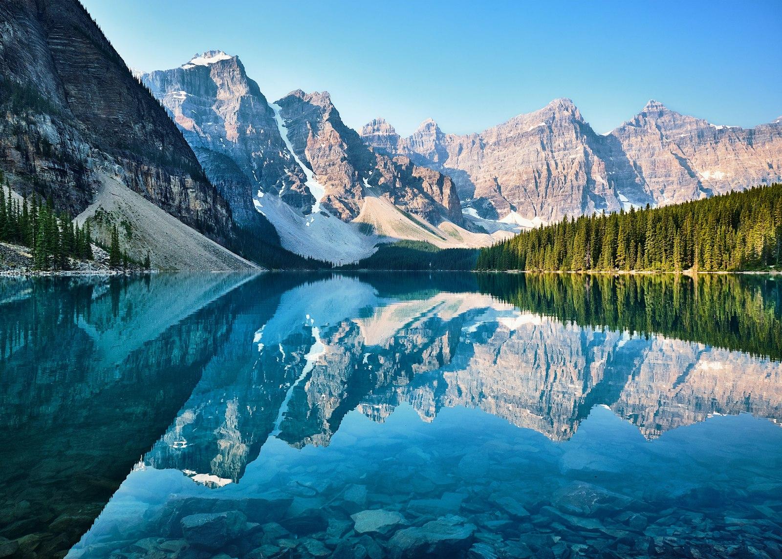 Lac turquoise entouré de montagnes dans les Rocheuses canadiennes