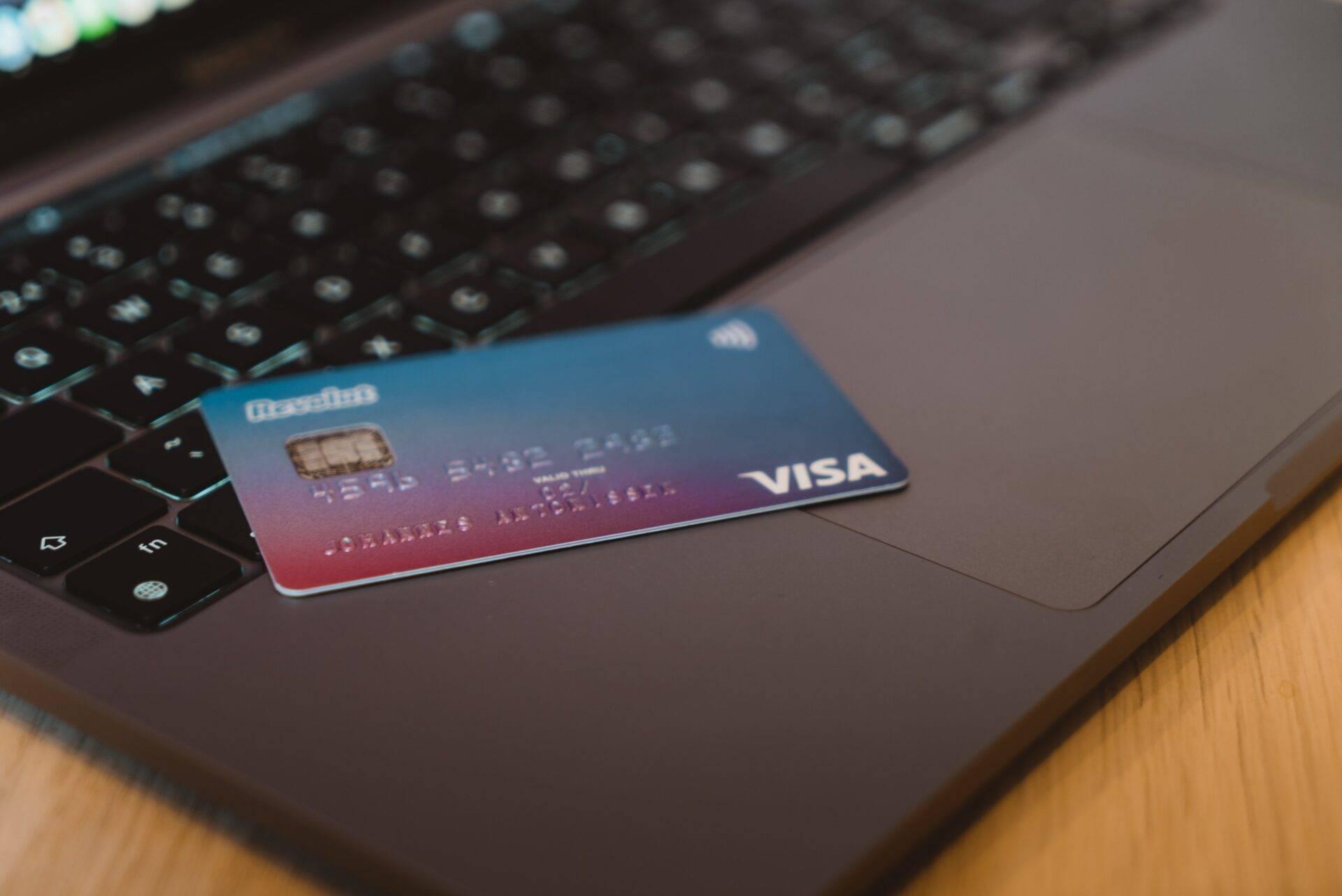 Carte bancaire et passeport posés sur une carte du monde, illustrant les limites de l’assurance voyage incluse
