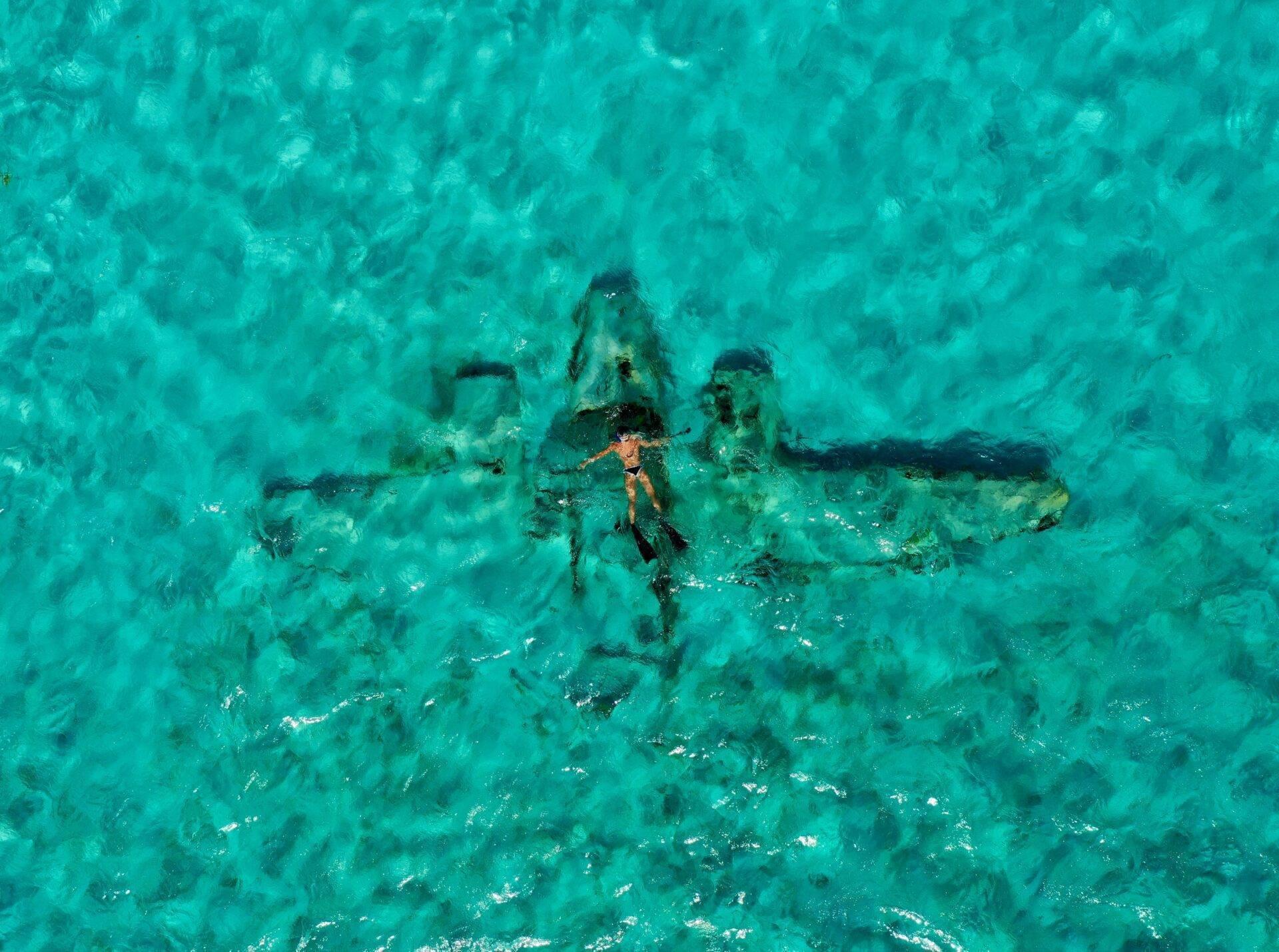 Vue aérienne d’une épave de navire immergée dans les eaux turquoise cristallines des Bahamas