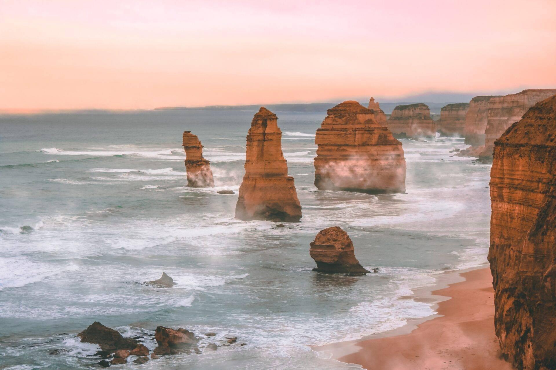 Côtes rocheuses et végétation sauvage emblématiques de l’Australie en PVT