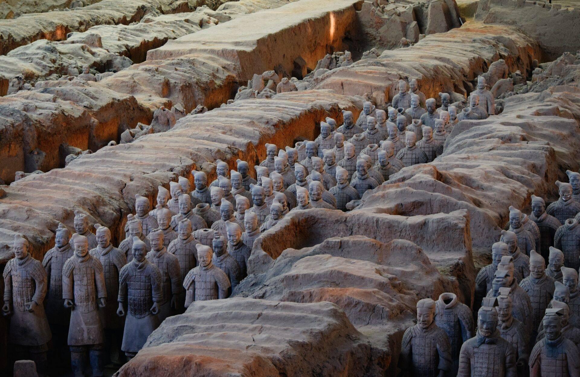Armée de terracotta avec des centaines de statues de guerriers en pierre alignées dans des fosses archéologiques