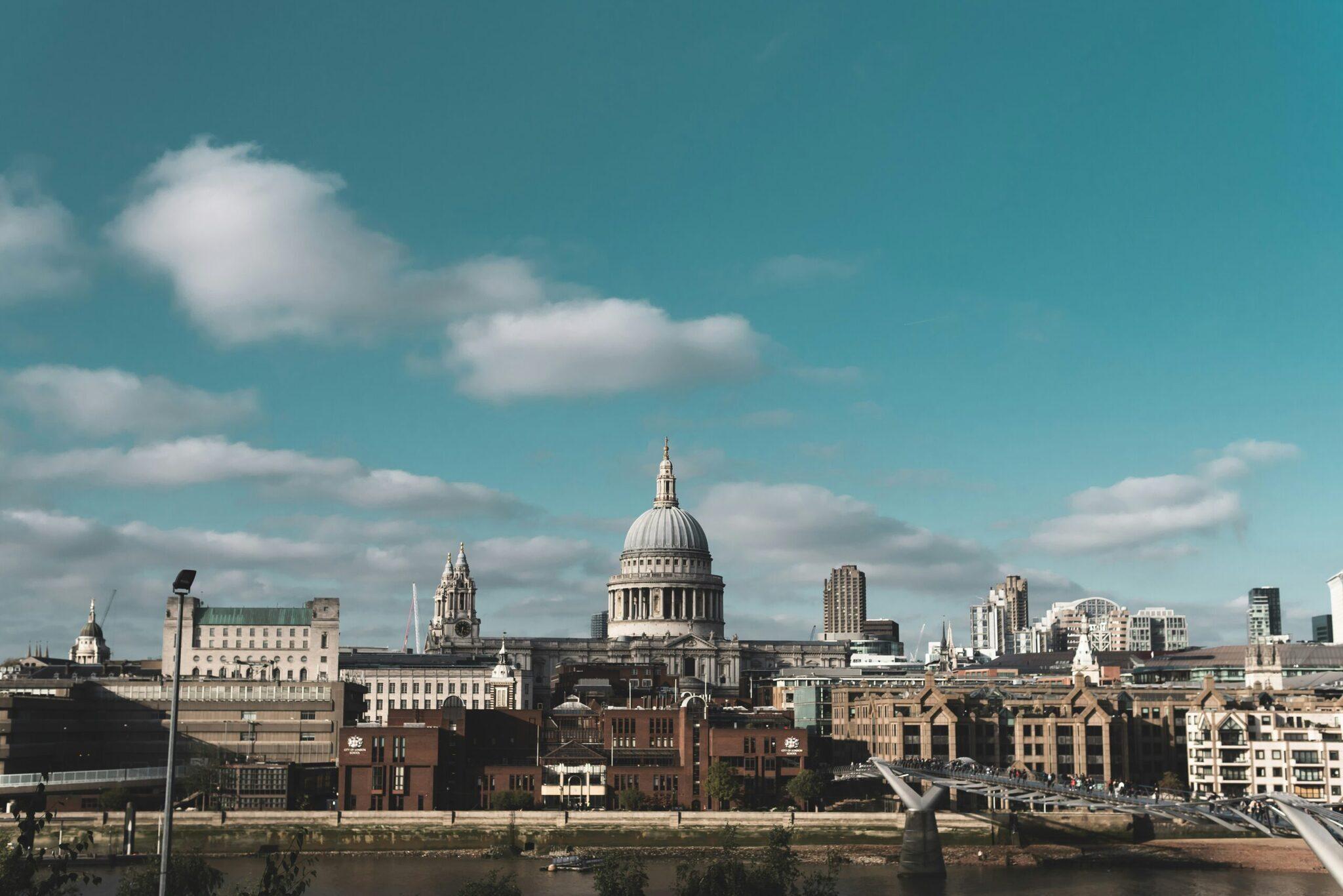 Vue sur la cathédrale Saint-Paul et les bâtiments historiques de Londres depuis la Tamise par beau temps