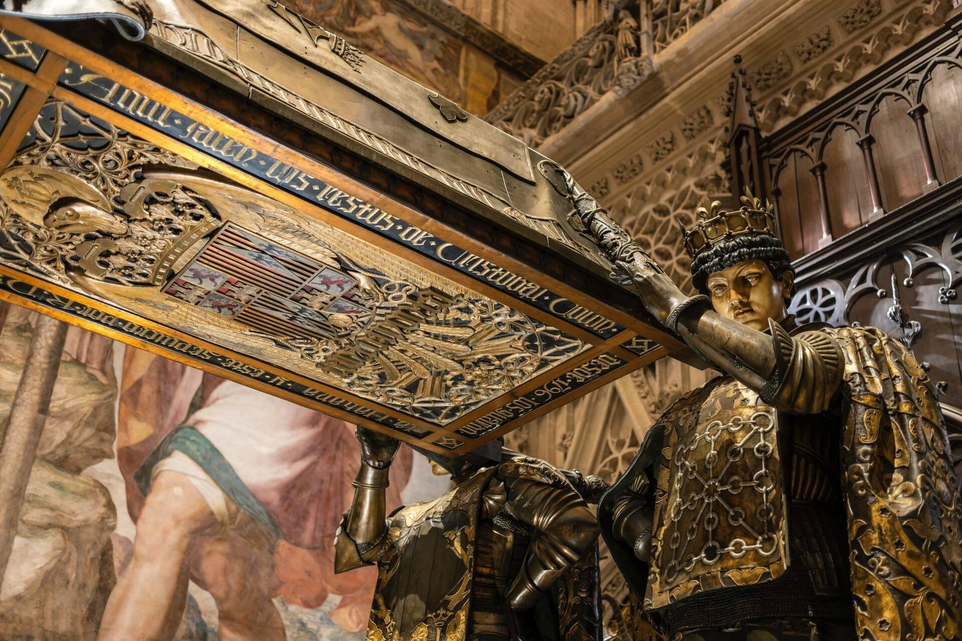 Détail architectural doré d’un intérieur palatial espagnol avec statue royale couronnée et décors ornementaux richement sculptés
