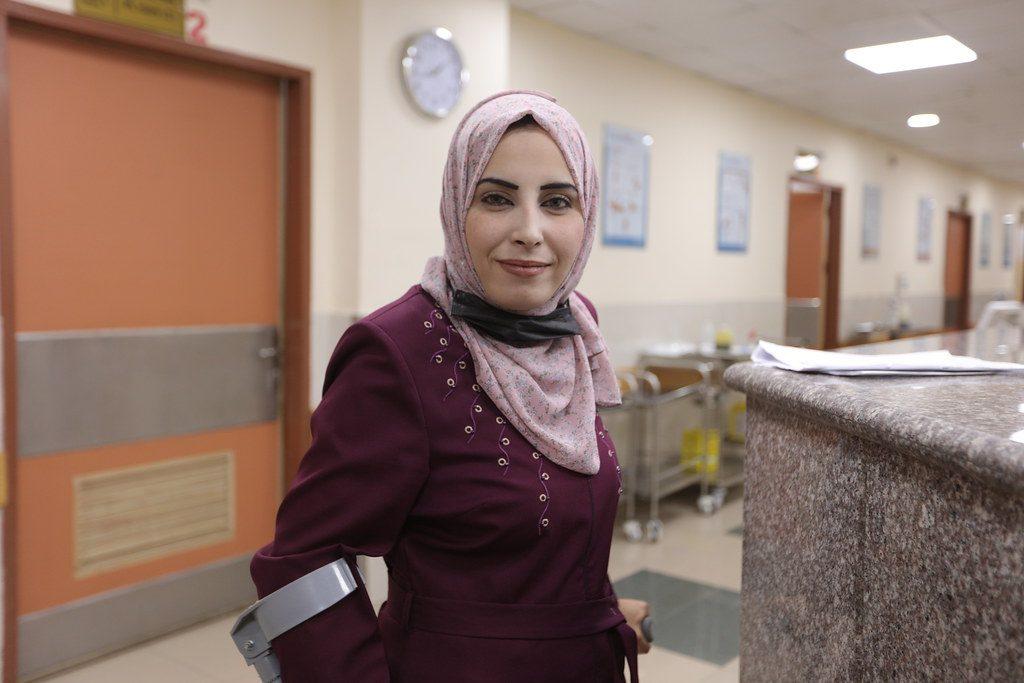 Voyageur consultant un médecin à l’étranger, carte d’assurance en main